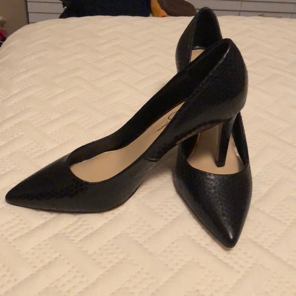 8.5 Medium Heels - Picture 3 of 4